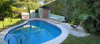 Casa de Diseño con Piscina Privada y Jardín