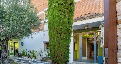Casa de Diseño con Piscina Privada y Jardín