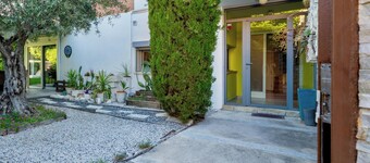 Casa de Diseño con Piscina Privada y JardĂn