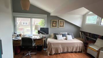 4 slaapkamers, een bureau, een strijkplank/strijkijzer, wifi