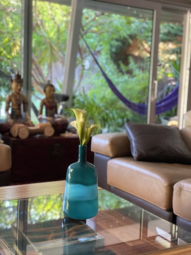 Casa de Diseño con Piscina Privada y Jardín