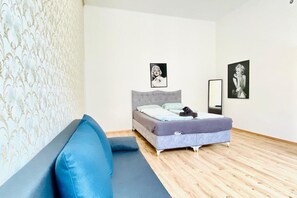 3 bedrooms, iron/ironing board, WiFi, bed sheets - Comfy 3BR Apt In Prime  Location (Vienna)