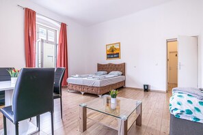 5 bedrooms, WiFi, bed sheets - Very Spacious Central 5BR Apt, 10 Min to Augarten (Vienna)