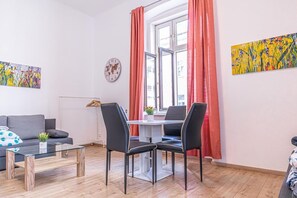 Living area - Very Spacious Central 5BR Apt, 10 Min to Augarten (Vienna)