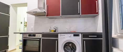 Fridge, oven, stovetop, coffee/tea maker