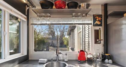Classy Couve Walkable Downtown Apartment