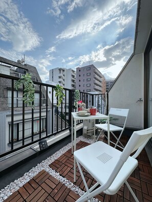 Outdoor dining - 5-minute walk from the nearest station, Shin-Okachimachi, close to Ueno, Asakusa, Akihabara, and convenient transportation! 45 sq.m., quiet area for a relaxing stay! (台東区)