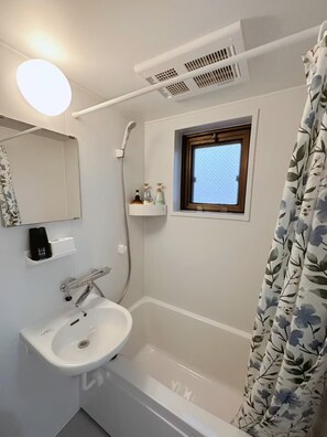 Secadora de cabello, bidet, toallas, jabón 