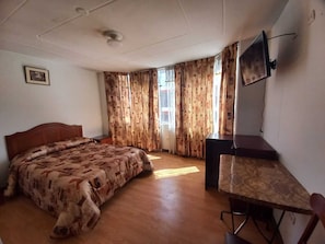 Habitación doble, vistas a la ciudad | Escritorio y espacio para trabajar con un portátil