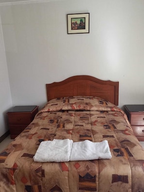 Habitación con 2 camas individuales | Escritorio y espacio para trabajar con un portátil