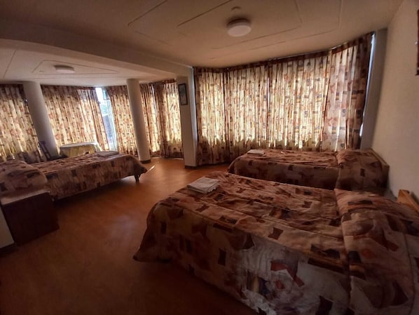 Habitación triple | Escritorio y espacio para trabajar con un portátil