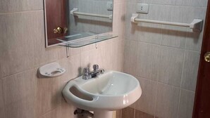 تجهيزات دش، مناشف، صابون، ورق حمّام