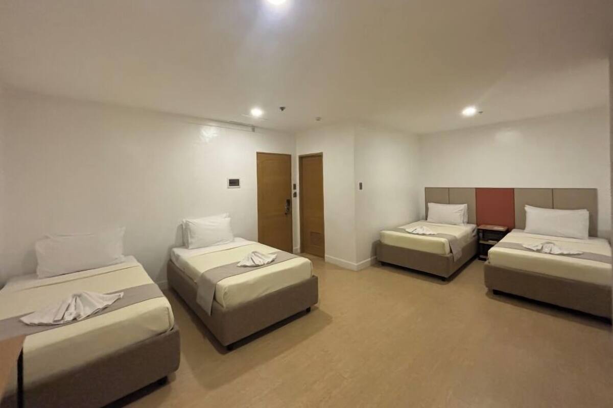 Premier Quadruple Room | Soundproofing, WiFi (free)