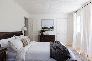 3 habitaciones, escritorio y tabla de planchar con plancha 