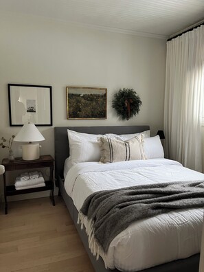 3 bedrooms, desk, iron/ironing board, travel cot