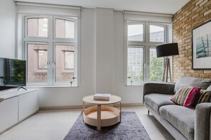 Una televisión, un reproductor estéreo