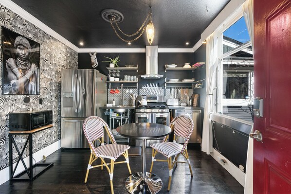 Private kitchen - Downtown Walkable 1-bedroom Couples Retreat With Large Soaking Tub (Vancouver)