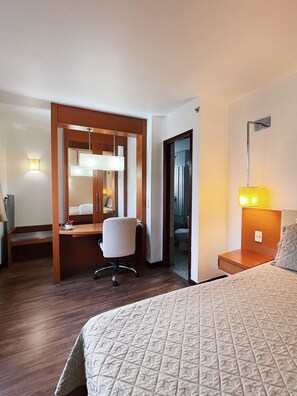 1 dormitorio, tabla de planchar con plancha, wifi y ropa de cama