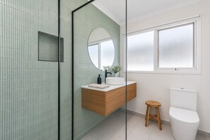 Shower, hair dryer - Finch's Landing Rye by Ready Set Stay (Rye)