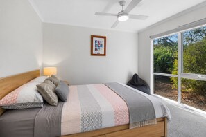 3 bedrooms, desk, iron/ironing board, travel cot - Finch's Landing Rye by Ready Set Stay (Rye)