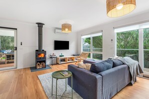 Smart TV, fireplace, DVD player, books - Finch's Landing Rye by Ready Set Stay (Rye)