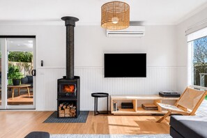 Smart TV, fireplace, DVD player, books - Finch's Landing Rye by Ready Set Stay (Rye)