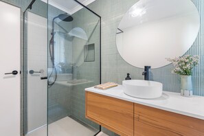 Shower, hair dryer - Finch's Landing Rye by Ready Set Stay (Rye)