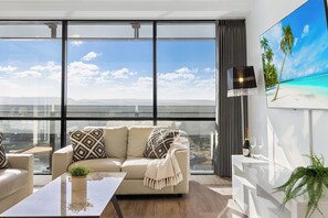 Smart TV - Circle on Cavill River View (Surfers Paradise)