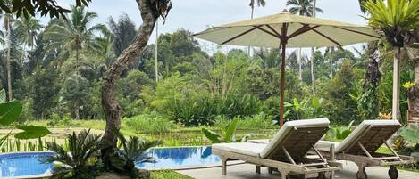 Una piscina al aire libre