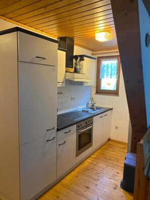Refrigerador, horno, parrilla de estufa y cafetera y tetera 