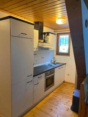 Kjøleskap, ovn, kokeplater og kaffetrakter/tekoker