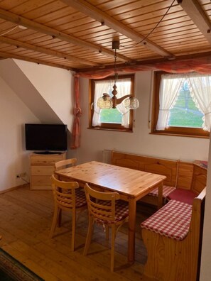 Dining - Obertalblick Apartment with Shared Terrace and Garden on a Farm Stay (Eisenbach)
