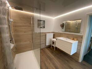 Dusche, Haartrockner, Handtücher