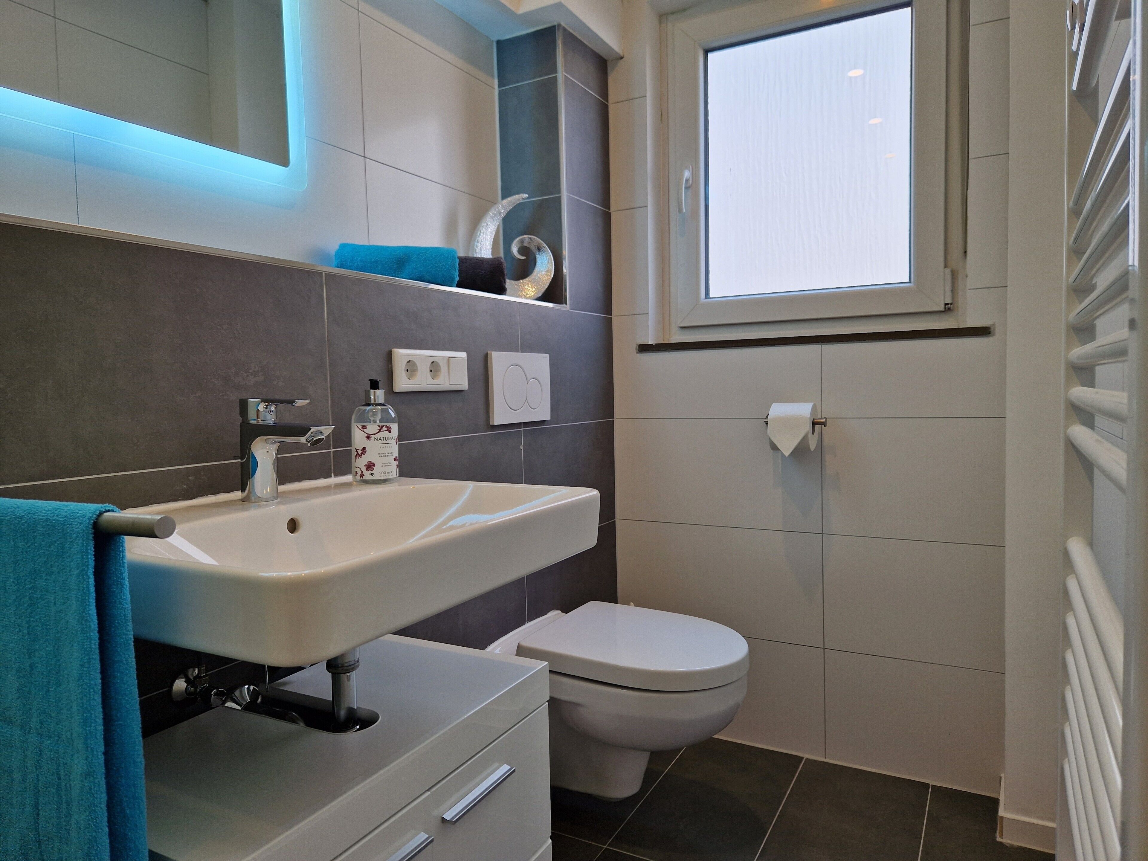 Dusche, kostenlose Toilettenartikel, Haartrockner, Handtücher