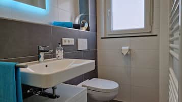 Dusche, kostenlose Toilettenartikel, Haartrockner, Handtücher