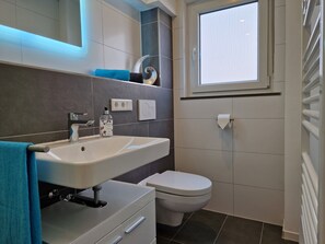 Shower, free toiletries, hair dryer, towels - Apartment 'Wohnung Barbarossa' with Wi-Fi (Limeshain)