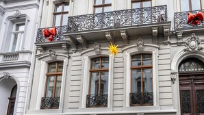 Un edificio con balconi decorati, ampie finestre e ringhiere in ferro battuto.