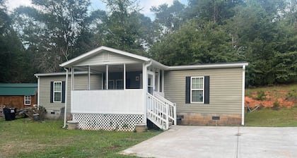 Charming 3-bedroom mobile home with WiFi and AC close to Lake Hartwell