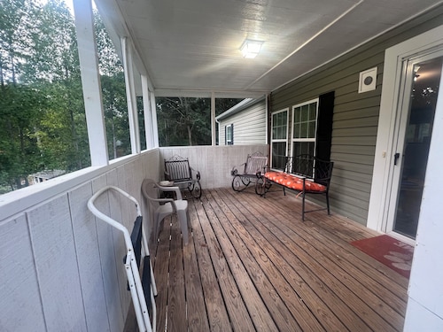 Charming 3-bedroom mobile home with WiFi and AC close to Lake Hartwell