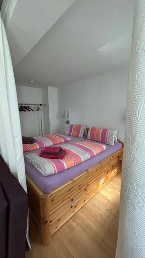 1 quarto, Wi-Fi de cortesia, roupa de cama