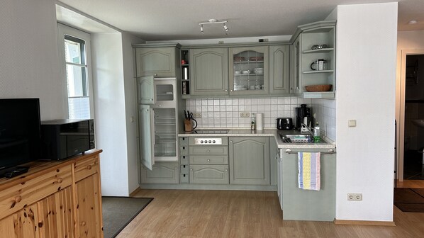 Réfrigérateur, micro-ondes, plaque de cuisson, lave-vaisselle