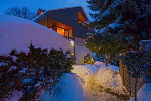 A modern house with a snow-covered pathway leading to the entrance. - Apartment Mattenweg - Appartement 1 - 'Gustav Klimt' (Hinterzarten)