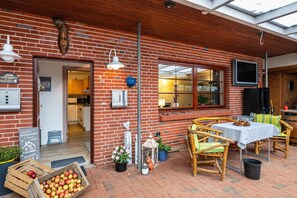 Outdoor dining - Apartment 'Ferienwohnung Im Obergeschoss' with Shared Terrace, Shared Garden and Wi-Fi (Immenstedt)