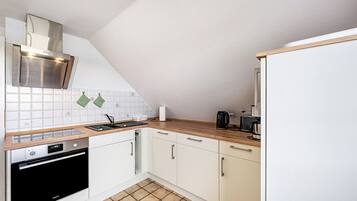 雪櫃、微波爐、焗爐、爐具