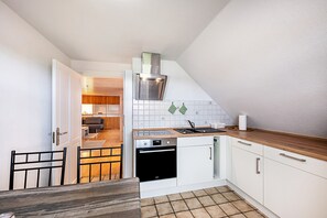 Køleskab, mikrobølgeovn, ovn, kogeplade
