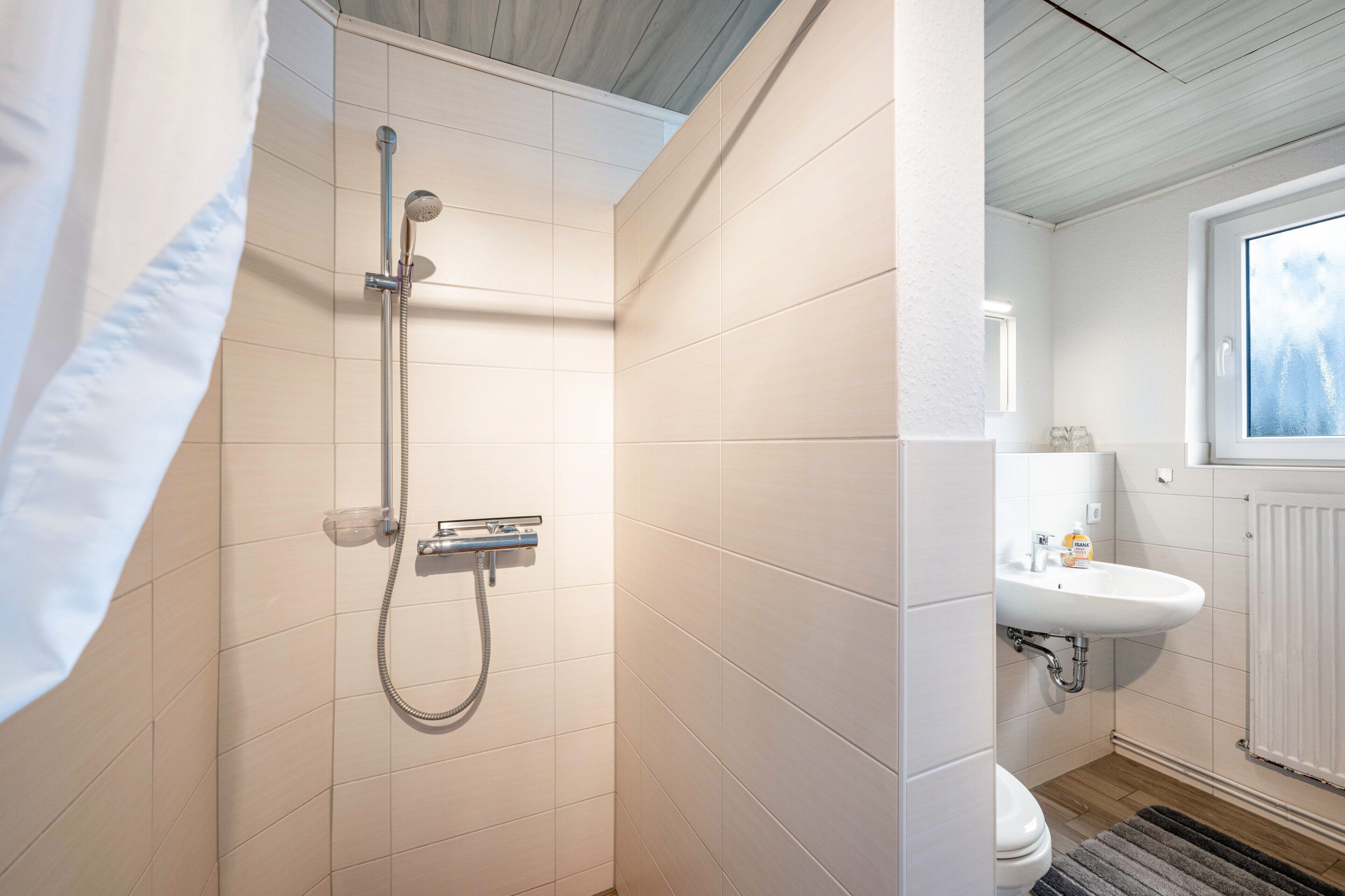 Een douche, een haardroger, handdoeken