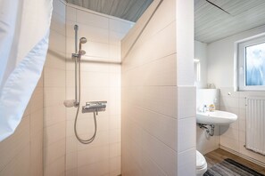 Een douche, een haardroger, handdoeken