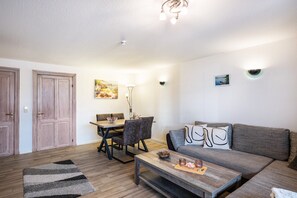 TV - Apartment 'Ferienwohnung Schwalbennest' with Shared Terrace, Shared Garden and Wi-Fi (Immenstedt)