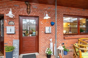 Exterior detail - Apartment 'Ferienwohnung Schwalbennest' with Shared Terrace, Shared Garden and Wi-Fi (Immenstedt)