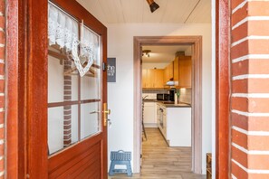 Fridge, microwave, oven, stovetop - Apartment 'Ferienwohnung Schwalbennest' with Shared Terrace, Shared Garden and Wi-Fi (Immenstedt)